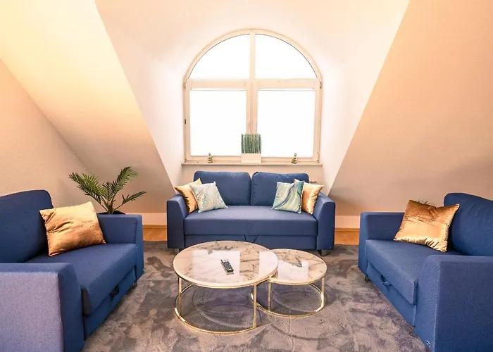 Penthouse-Suite Near University